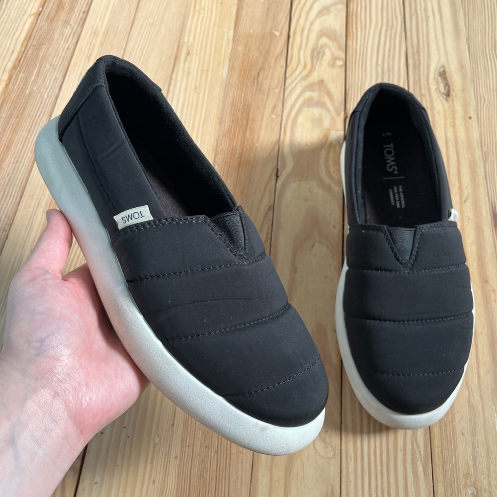 TOMS Mallow Puffer Slip On Shoes Womens 7 Black Quilted Lightweight Flats